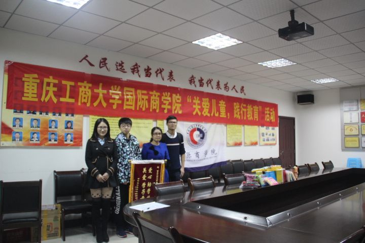bat365官网学生与工作人员合影